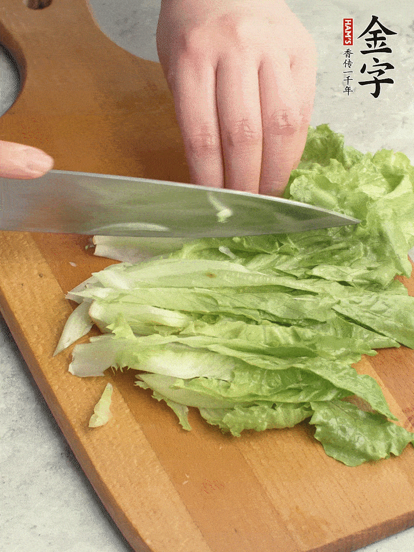 胡蘿卜、生菜、黃瓜切絲。