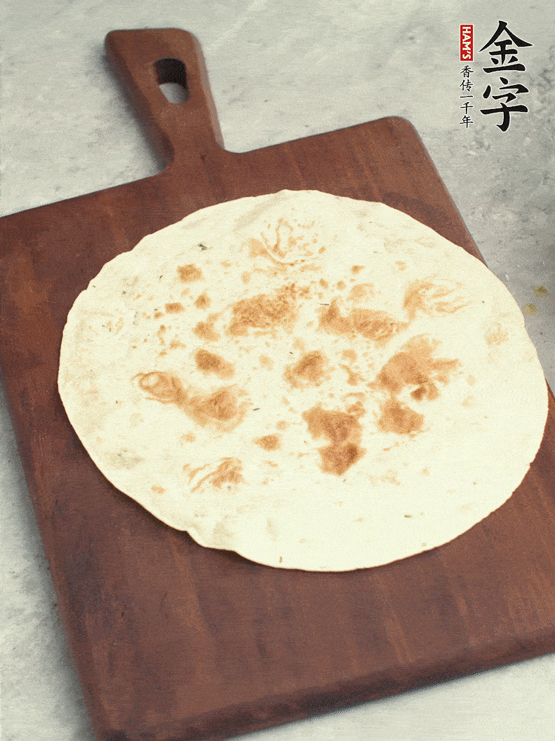 食材依次鋪在卷餅皮上，卷起來。