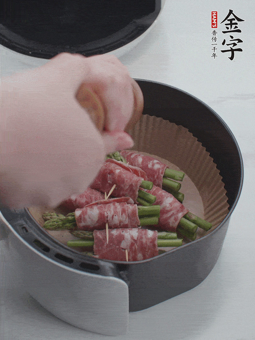 在培根卷上撒點黑胡椒碎。