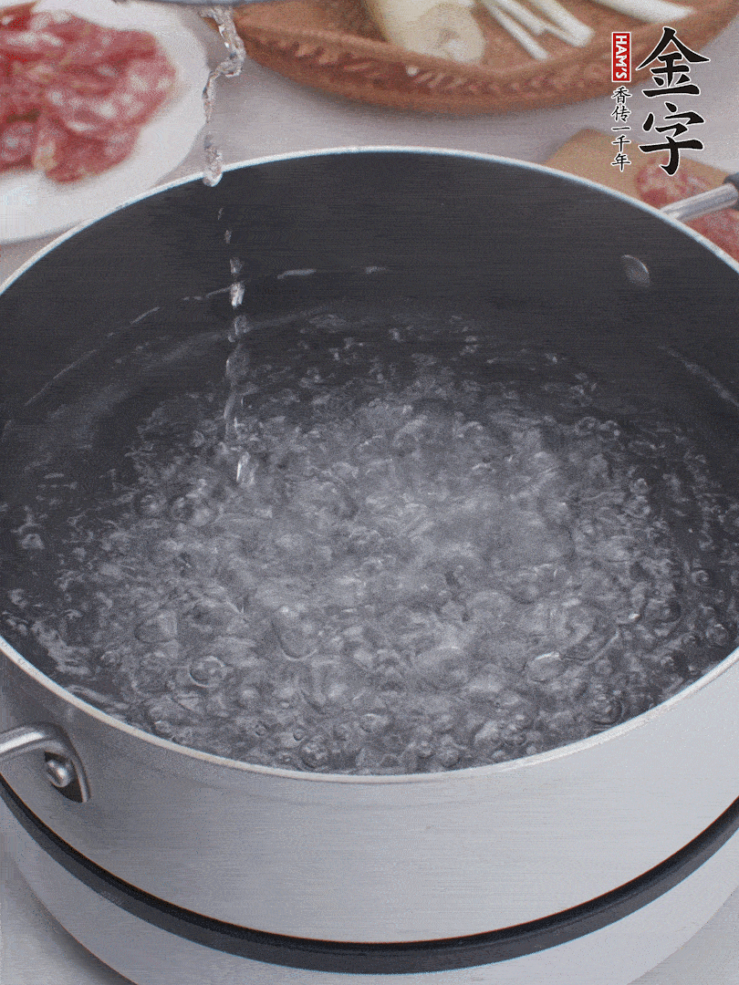春筍去殼切片，焯水3分鐘。