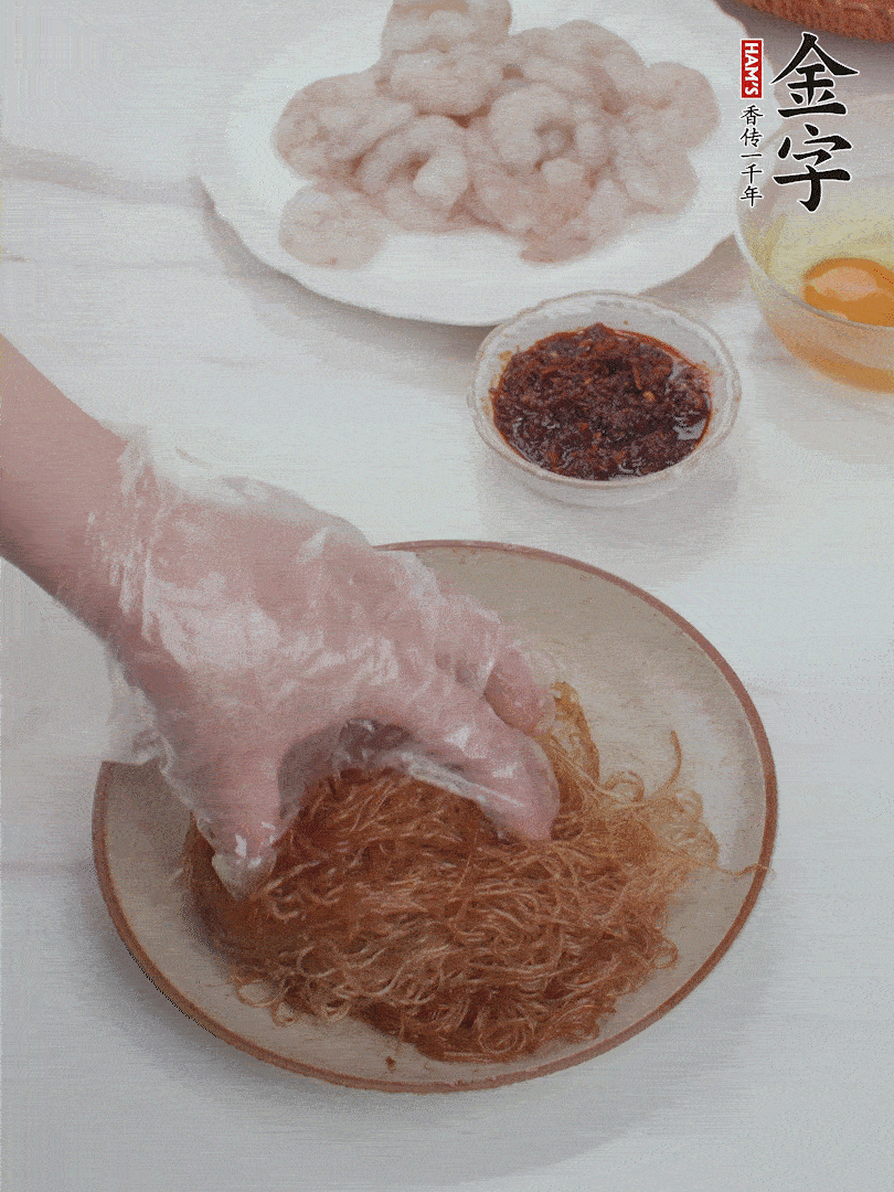 粉絲泡軟后，入沸水煮10秒，撈出后加1/2勺老抽、1/2勺食用油挑松。