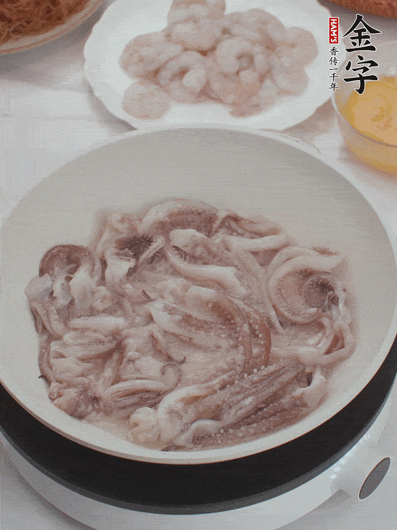 蝦仁、魷魚滑油，蛋液炒制半熟。