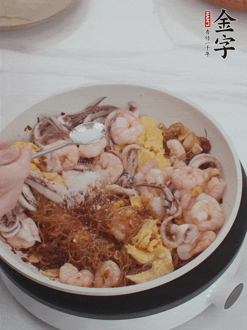 加雞蛋，蝦仁，魷魚混合。