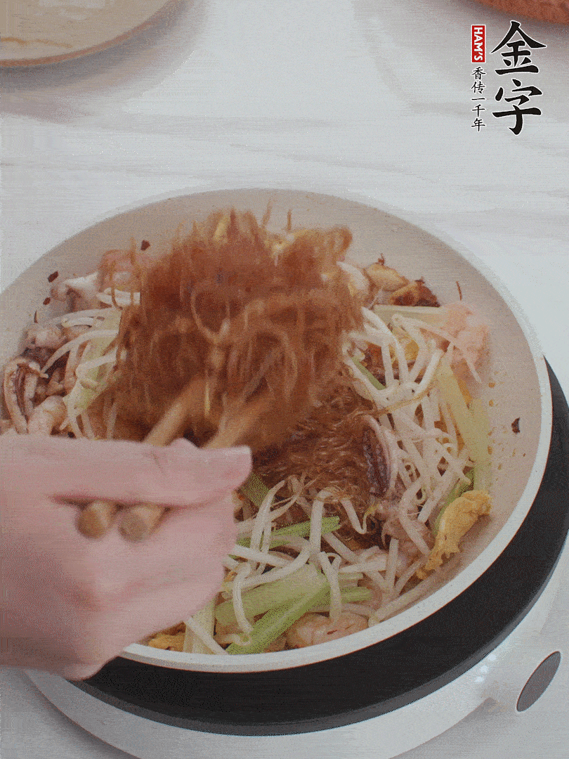 放焯好水的香芹、豆芽翻炒挑松。