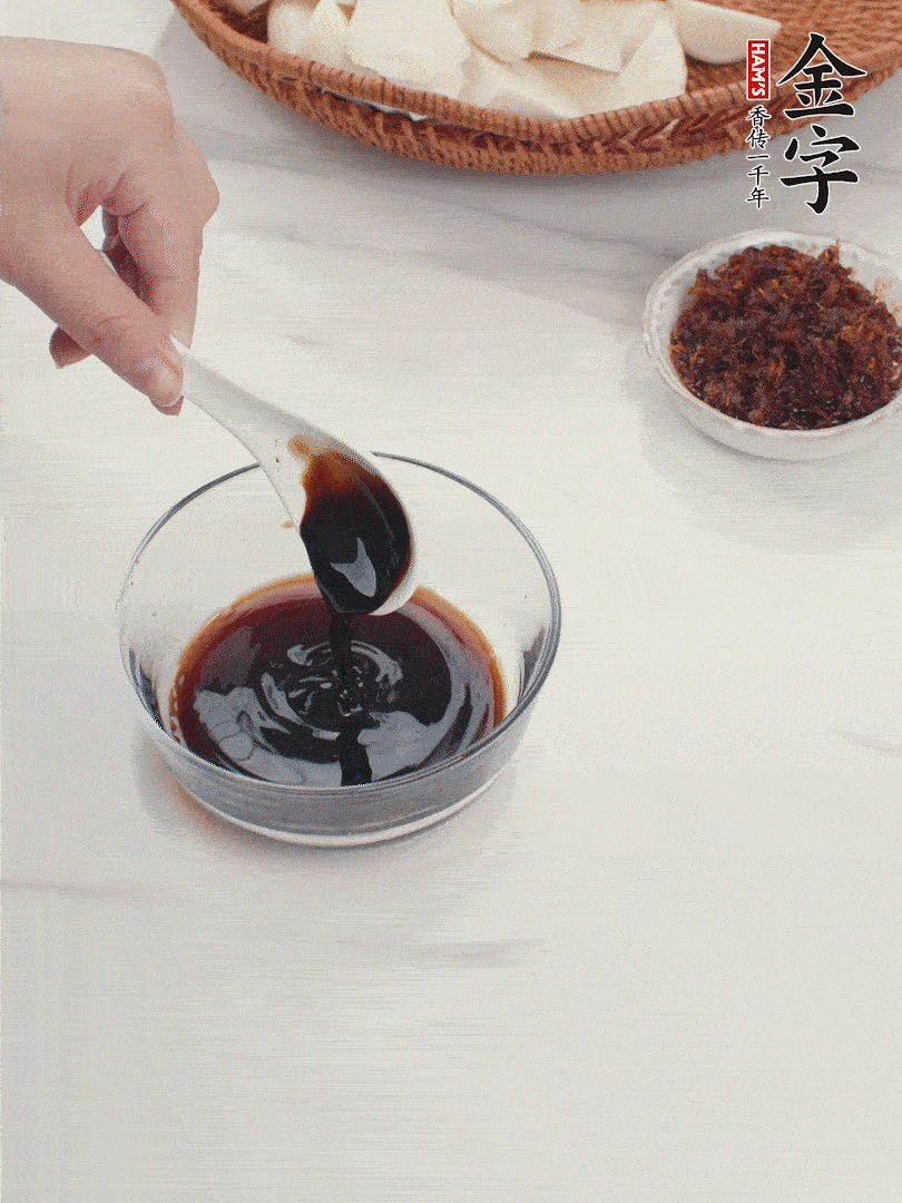 將生抽、老抽、黃酒和白砂糖在小碗里調(diào)成味汁。