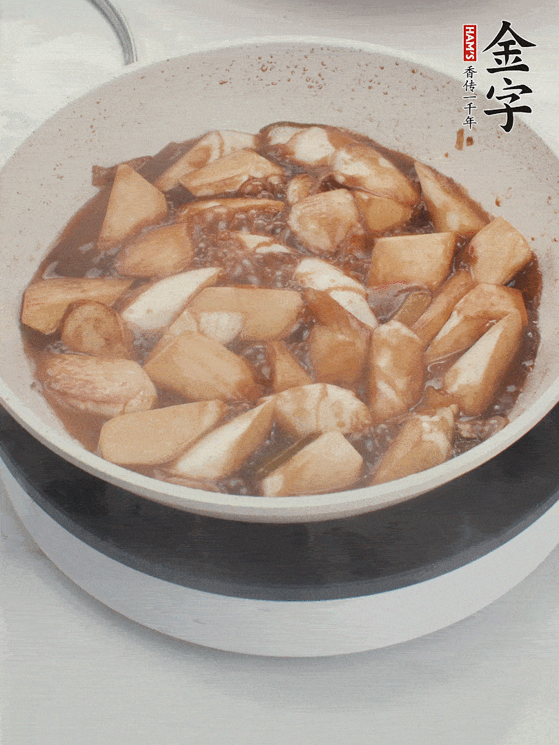 待茭白煸到微微發(fā)黃加入調(diào)好的味汁翻炒。加一小碗清水蓋蓋子燜3-4分鐘。