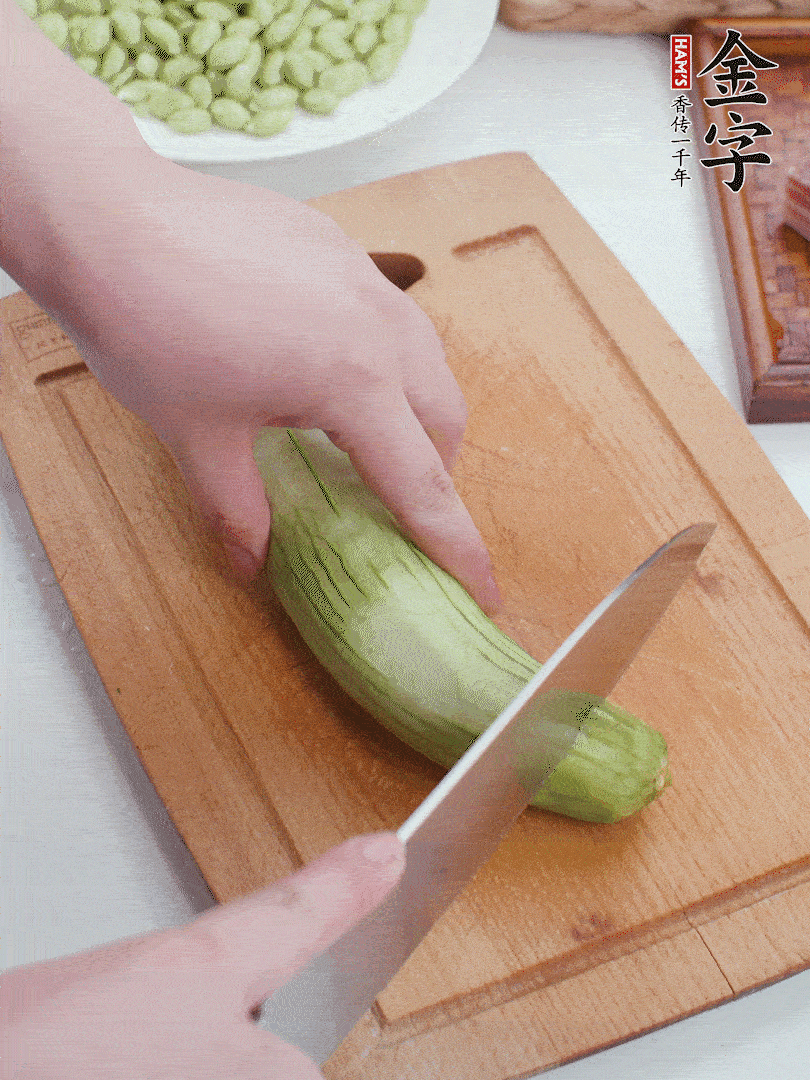 絲瓜去掉外皮，去掉兩端，切成滾刀塊。