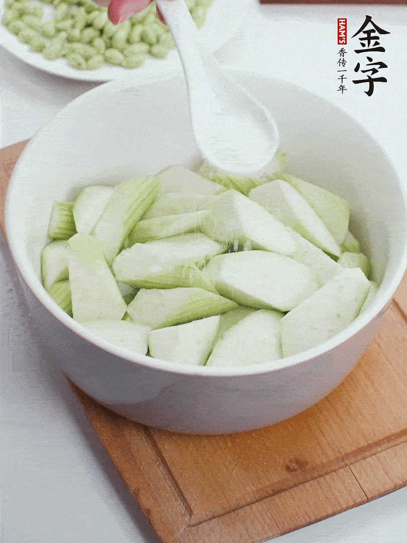水中加1勺鹽浸泡，防止變黑。