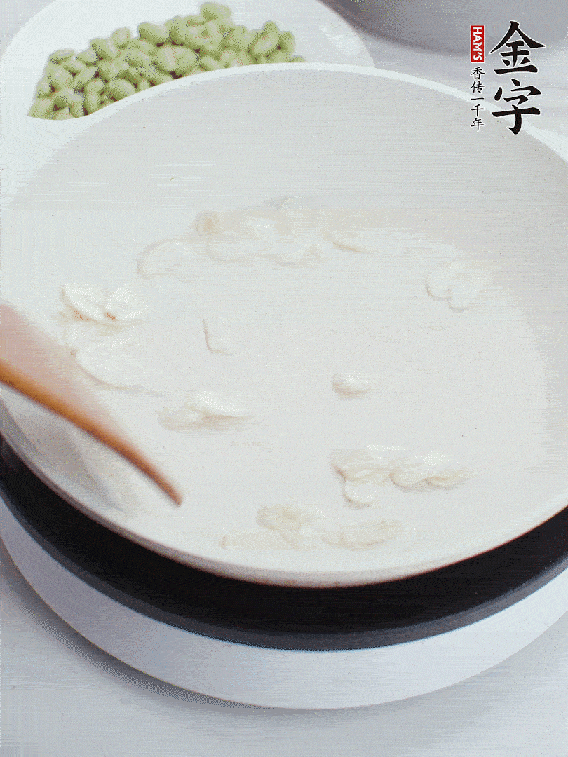 金字淡咸肉煮15分鐘，撈出切片。油5成熱時(shí)，蒜末、咸肉爆香。