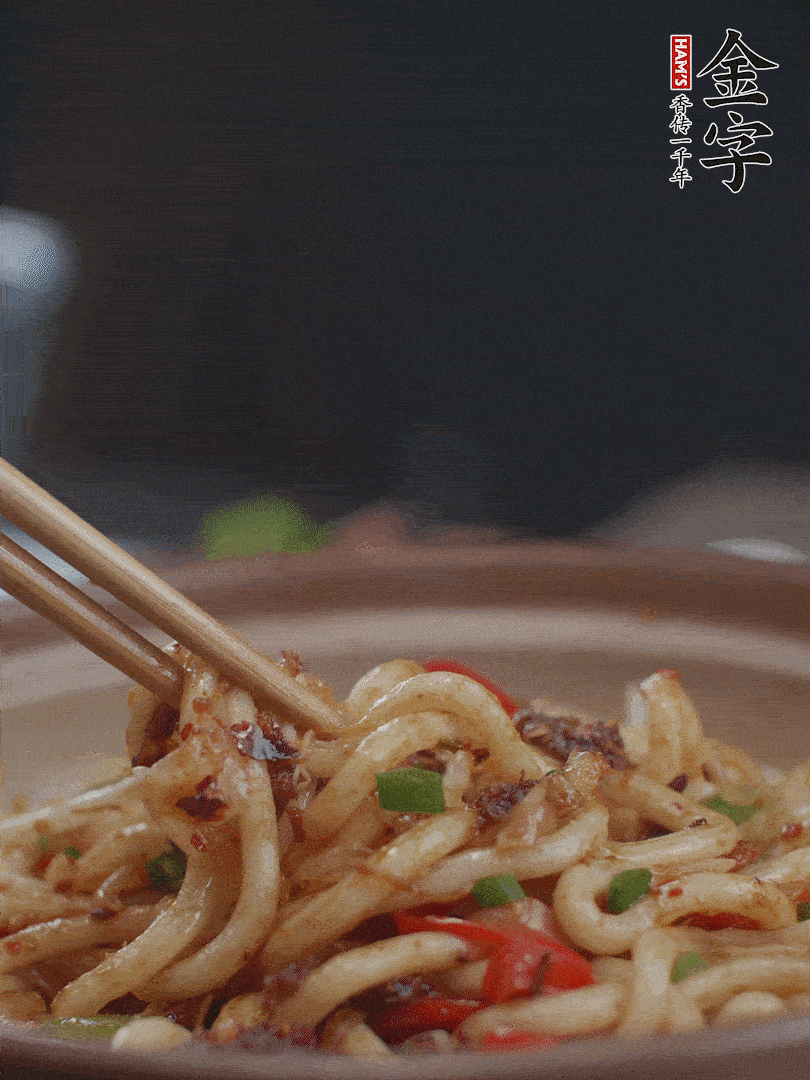 一小撮鹽調(diào)味。最后可以點綴香蔥段。
