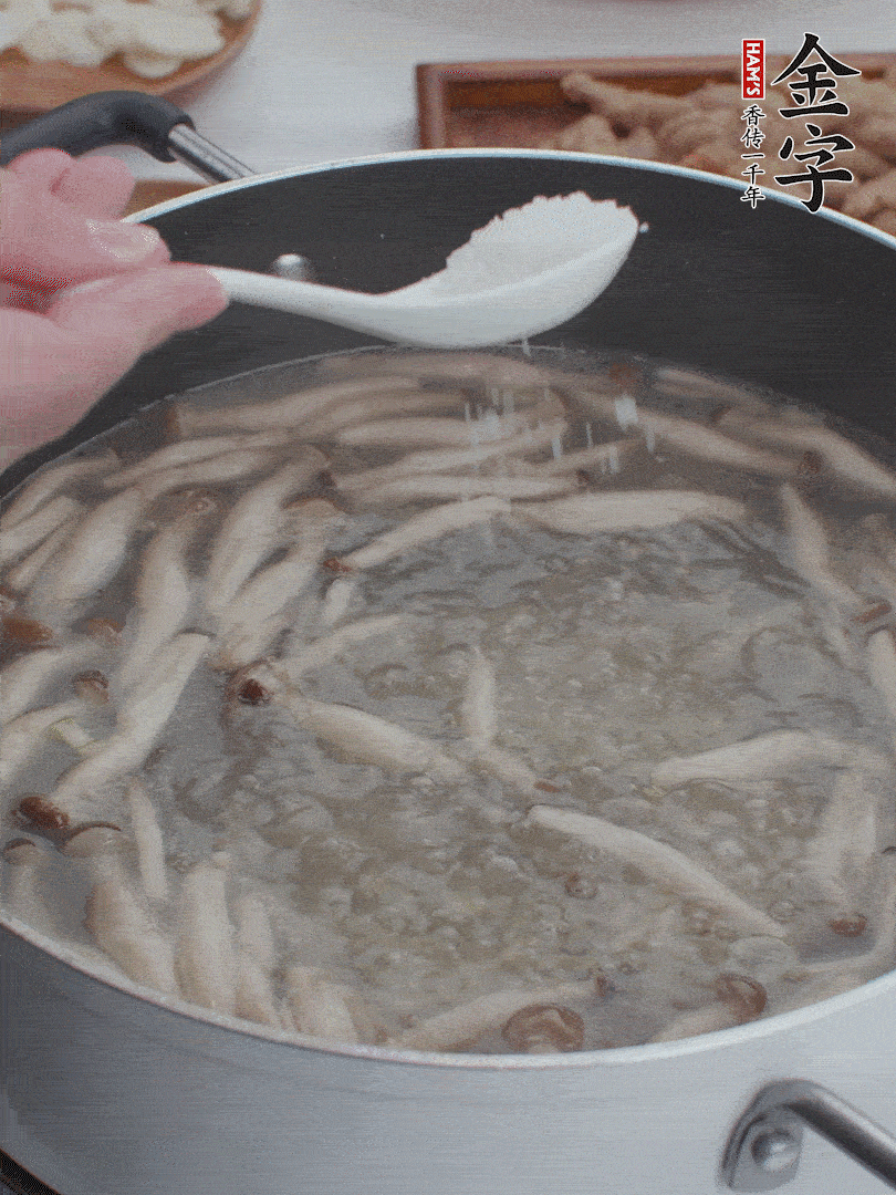 1勺鹽、一點胡椒粉調(diào)味。