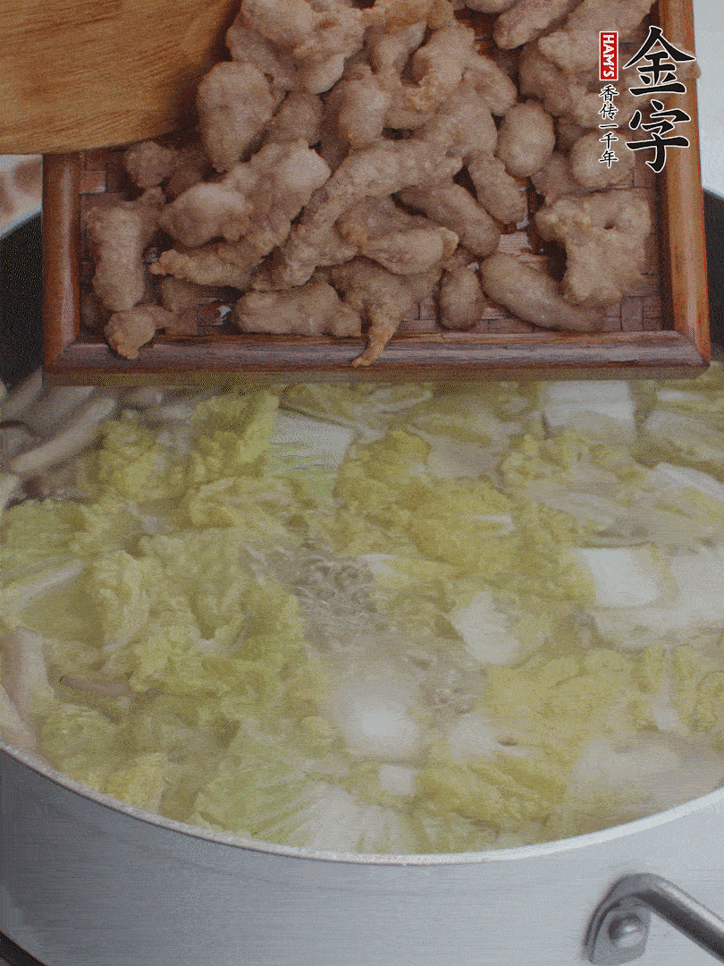 水開后煮10分鐘，下娃娃菜、小酥肉煮3分鐘。