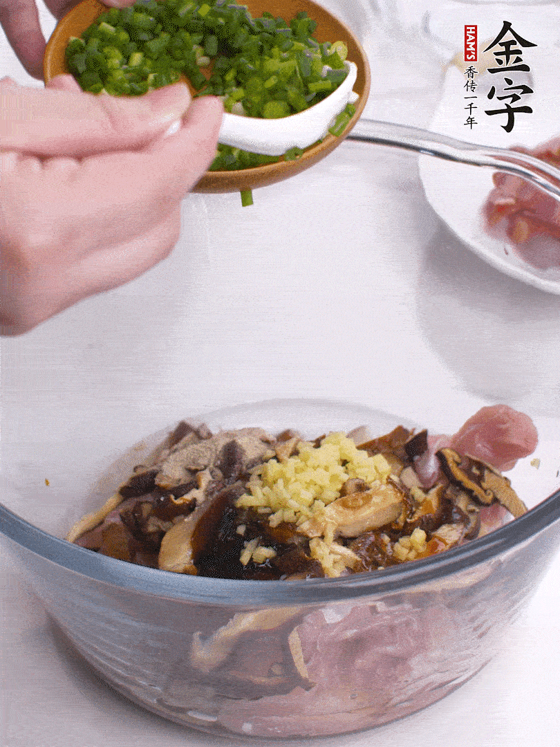 雞肉、香菇混合，加清水1/3杯、料酒1勺、蠔油1勺、鹽1勺、糖1/4勺、白胡椒1/4勺、食用油1勺、香油1/4勺、姜末、蔥花，攪拌均勻腌制2小時(shí)。