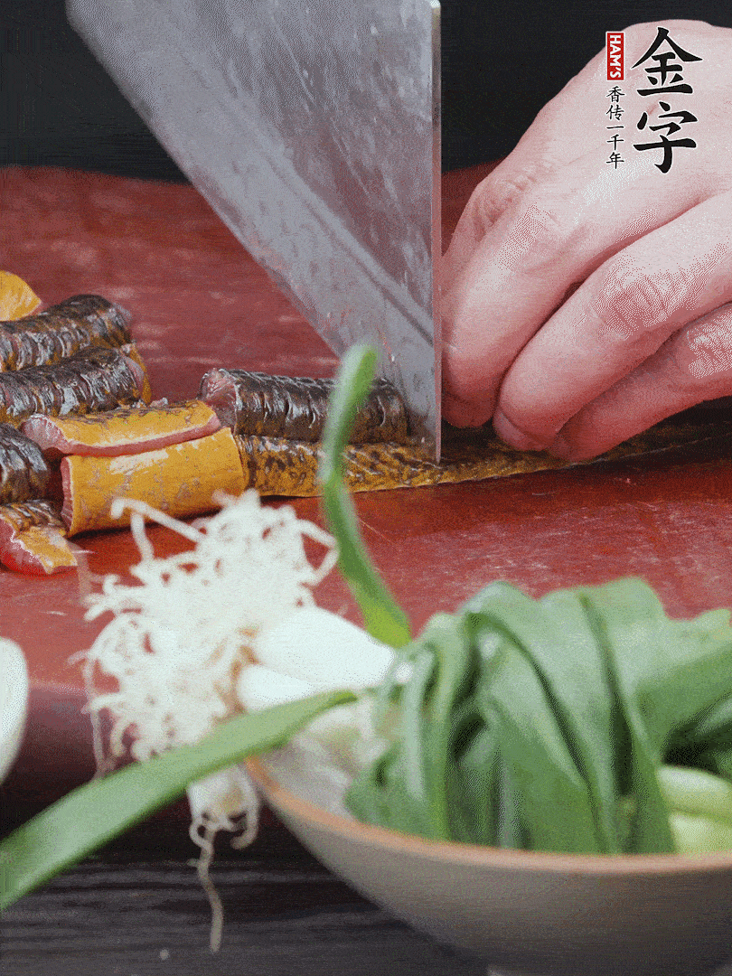 黃鱔去內(nèi)臟洗凈，切花刀斬段。沸水下鍋，加黃酒焯水去血沫。