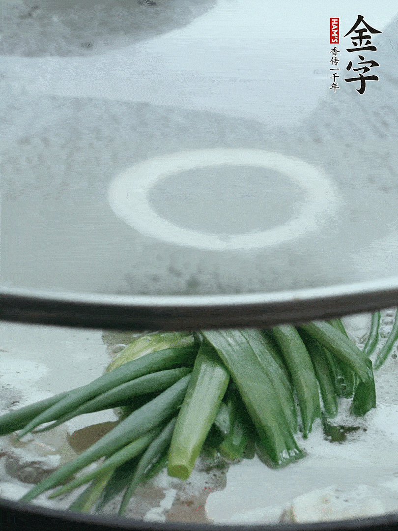 加蔥結(jié)去腥，大火開后中火燒20分鐘。