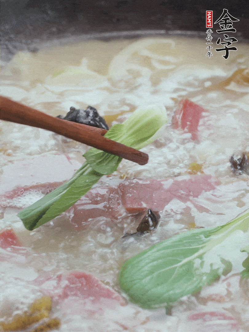 撈出蔥結(jié)，小菜心點(diǎn)綴。