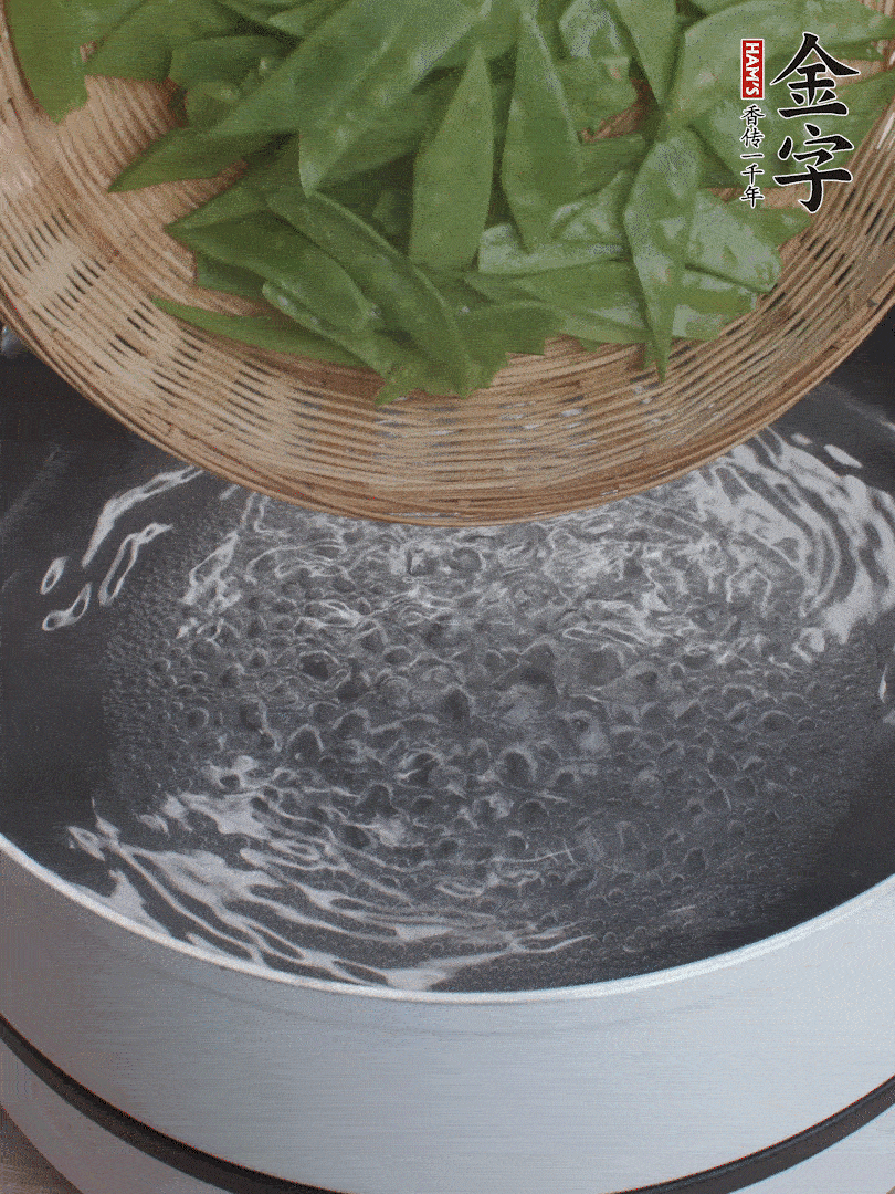 甜豆莢撕掉老筋，斜切兩半，焯水1分鐘。