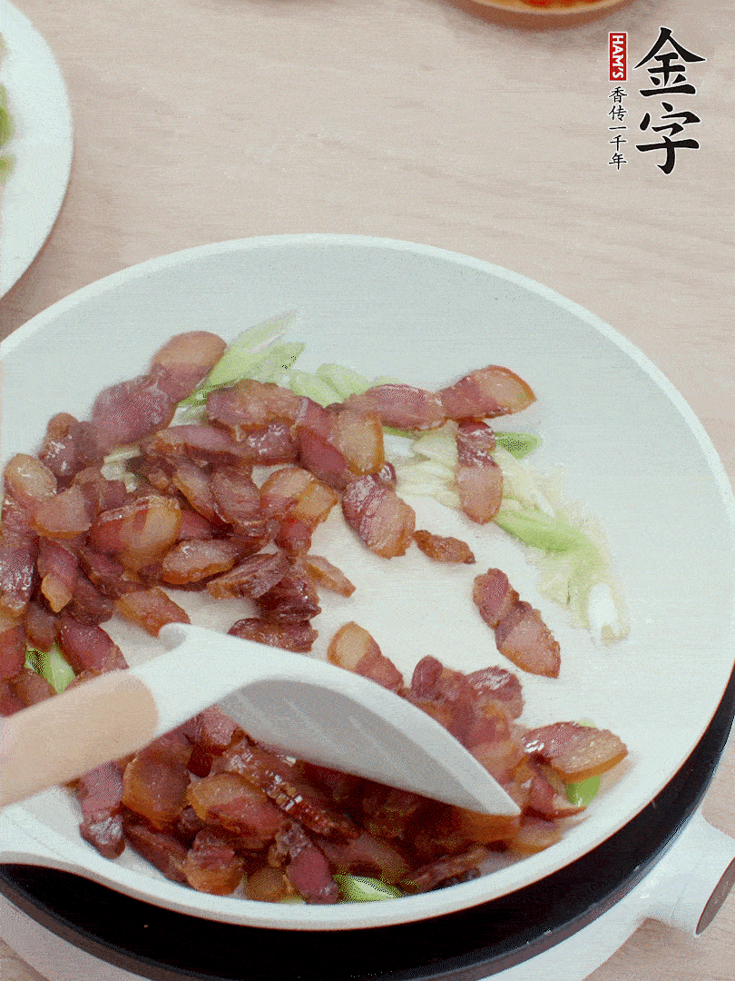 鍋中少許油，姜、蒜白爆香，下臘肉煸出油脂。