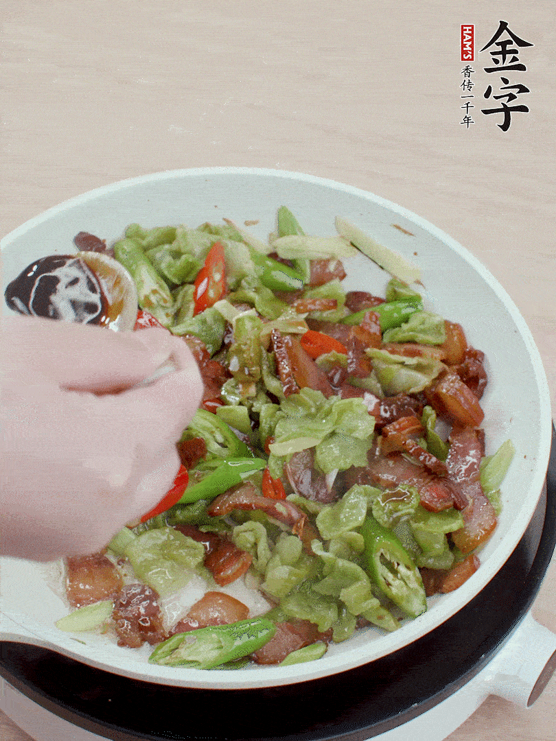 2勺生抽調(diào)味，最后撒蒜葉。