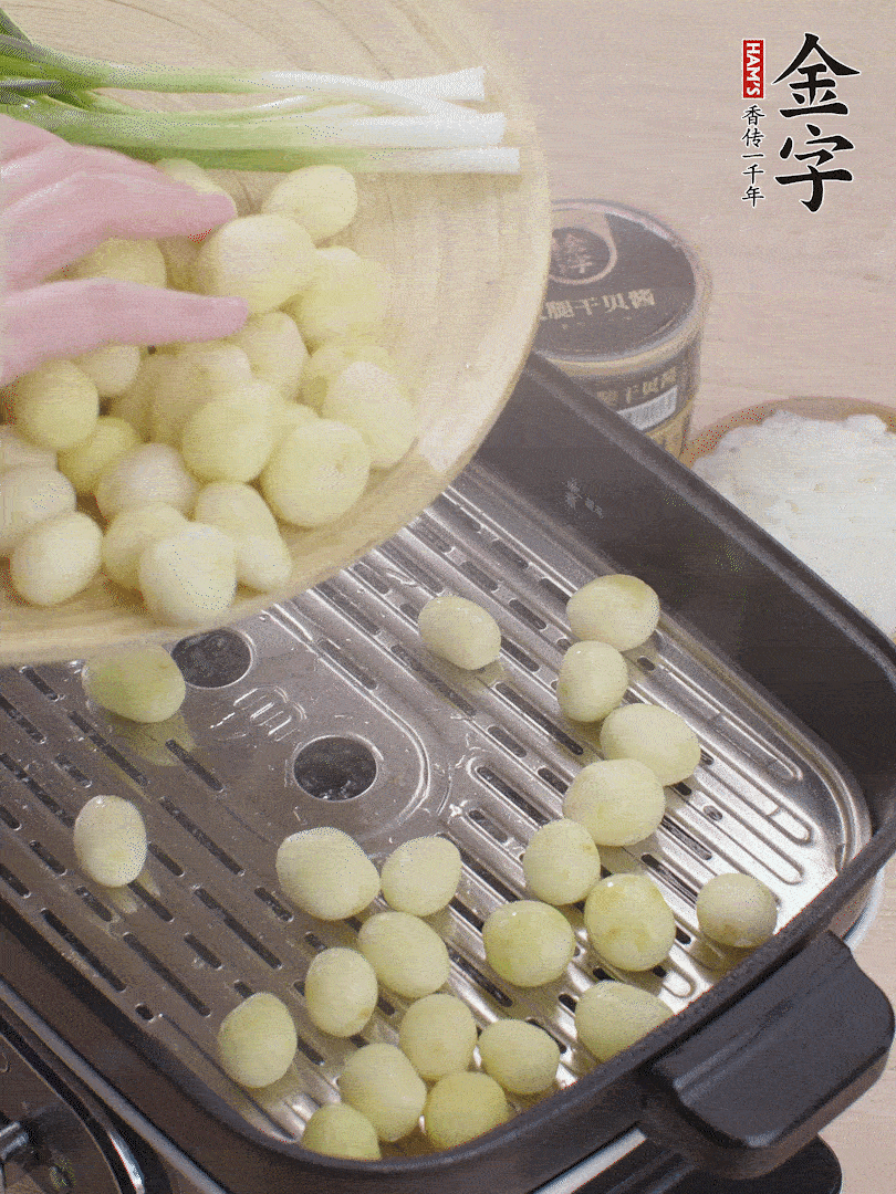 去皮小土豆蒸熟。