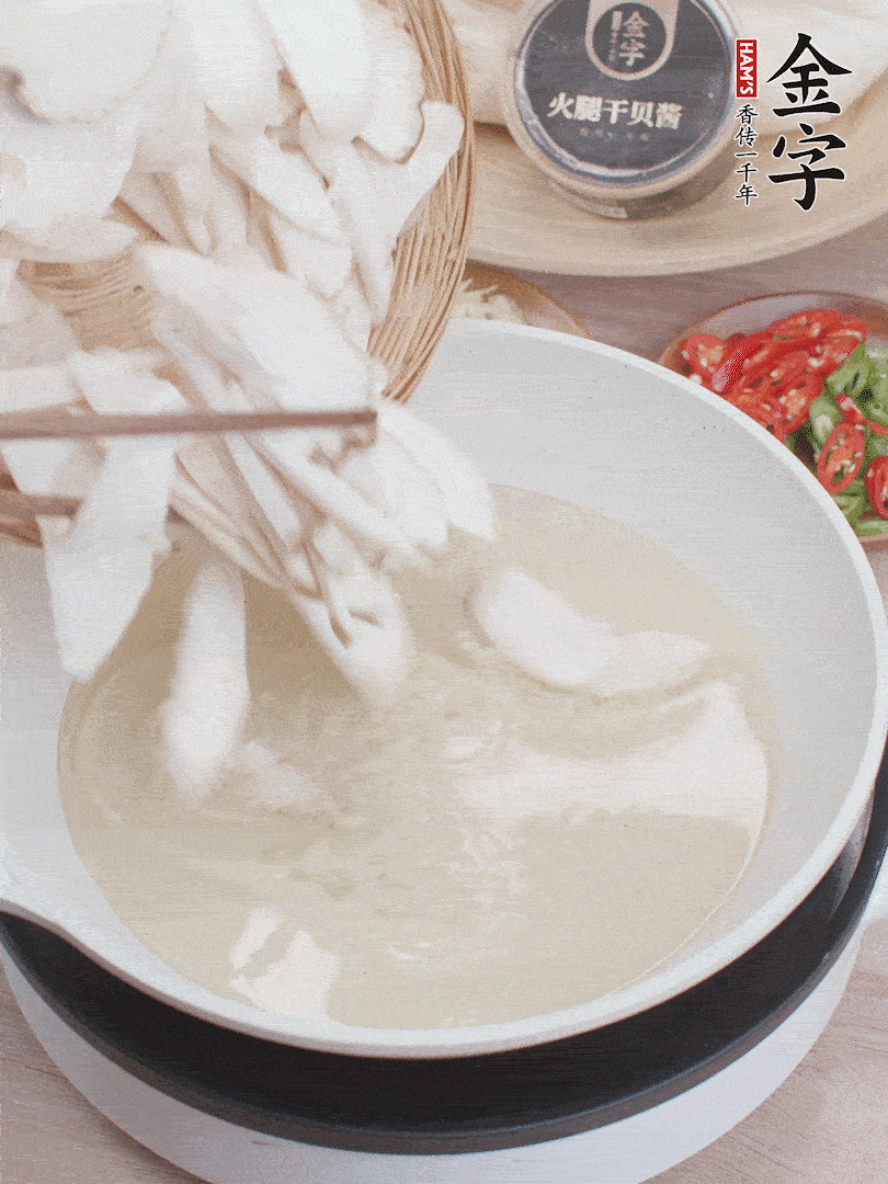 杏鮑菇切成片，油溫7層熱炸2分鐘。