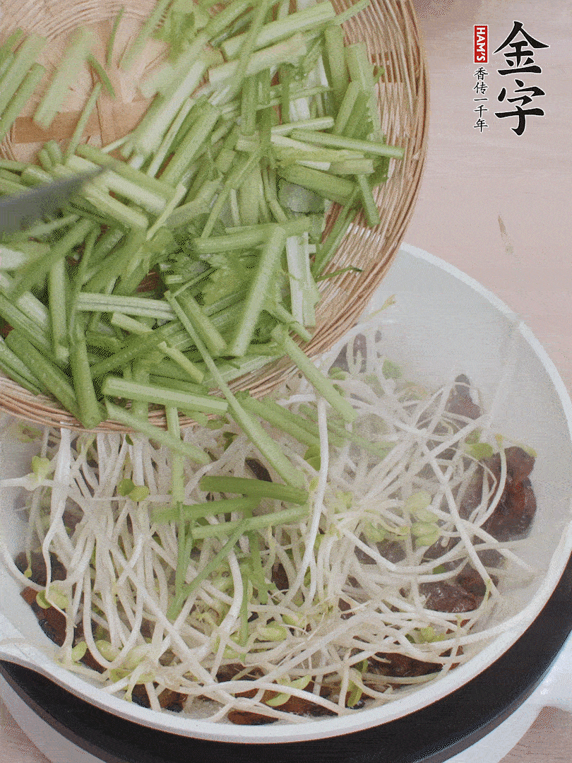 下豆芽、香芹翻炒均勻。