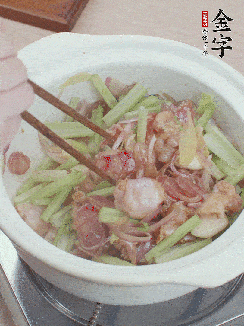 下牛蛙、芹菜、香腸翻炒。