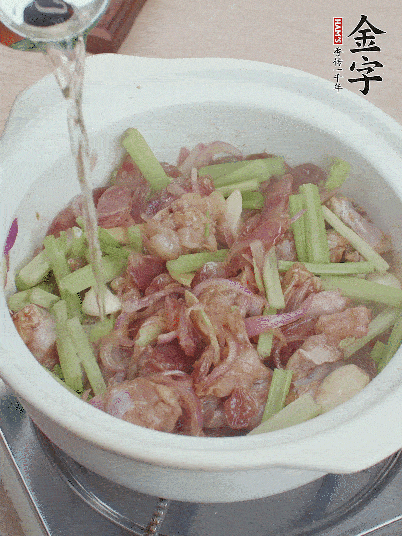 牛蛙變色后，淋點啤酒，加蓋后調(diào)小火燜10分鐘。