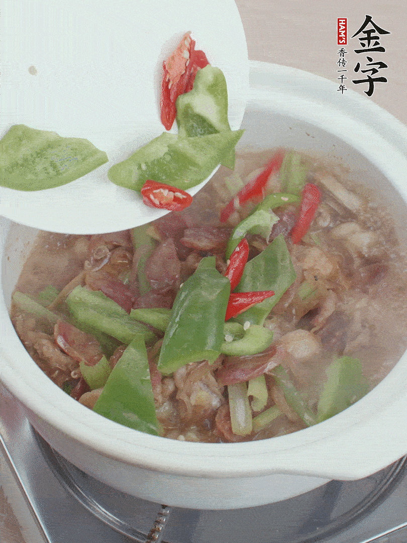 下綠菜椒，翻炒1分鐘。