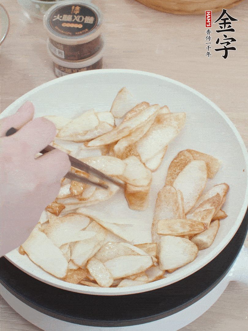 鍋中熱油，山藥煎至兩面金黃。