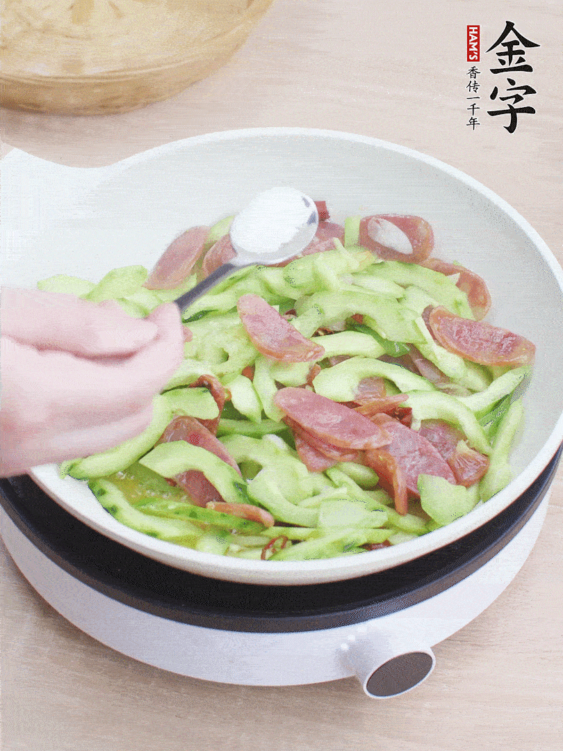 淋點(diǎn)開(kāi)水，半勺白糖、1勺生抽調(diào)味。