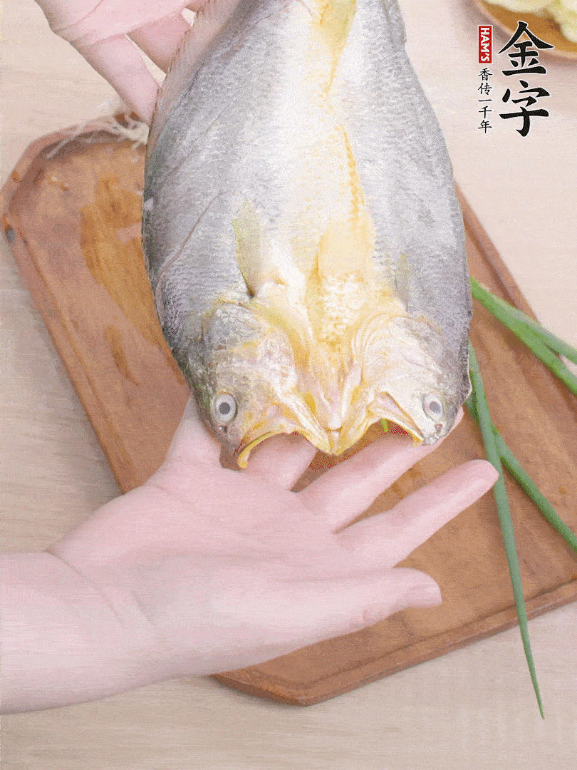 黃魚背部開刀，洗凈切花刀。適量鹽涂抹魚身兩面。