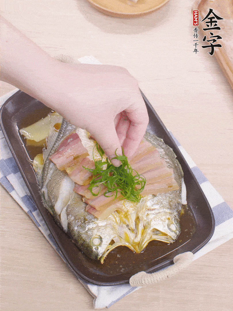 取出姜蔥，淋2勺蒸魚豉油，擺蔥絲。