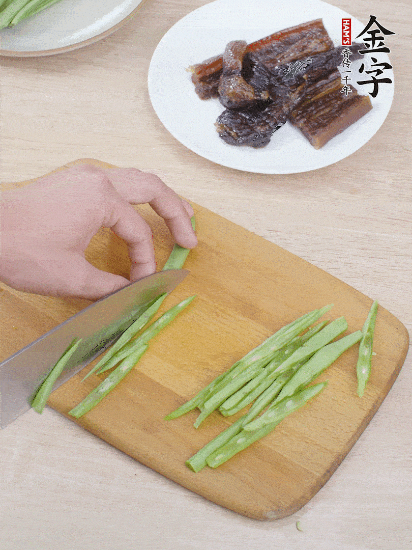 四季豆切絲。