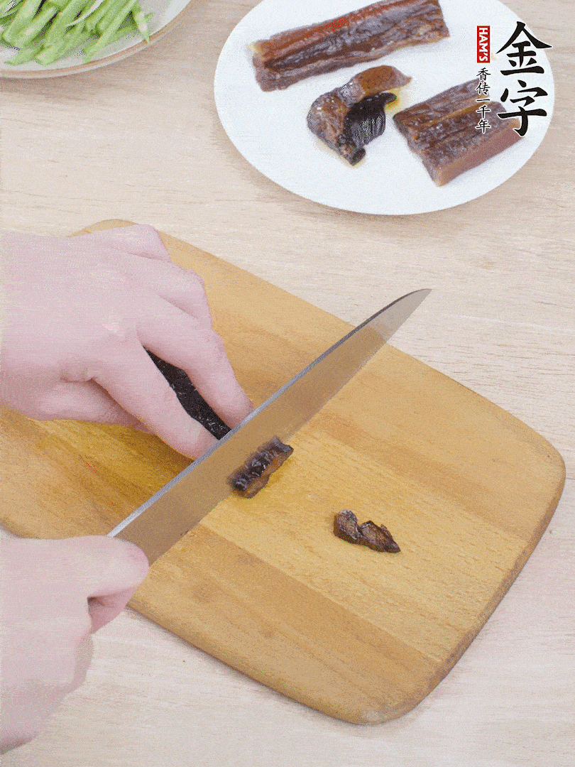 提前煮好的金字醬油肉切片。
