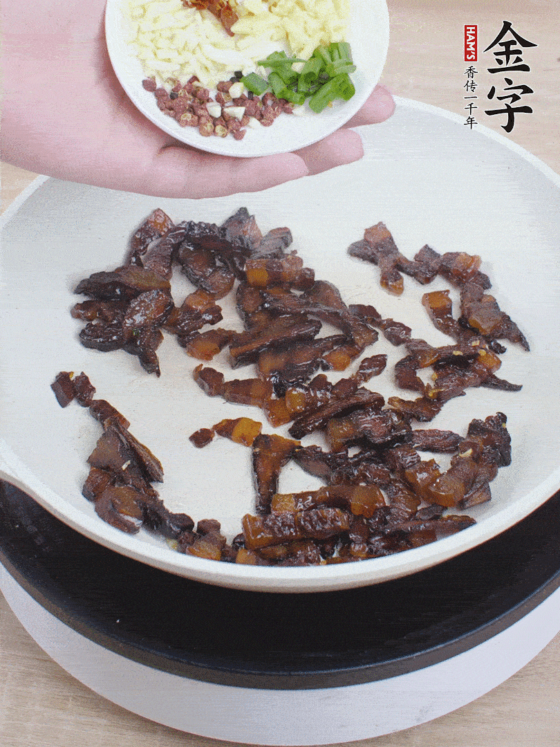 下蔥姜蒜、干辣椒、花椒粒炒香。
