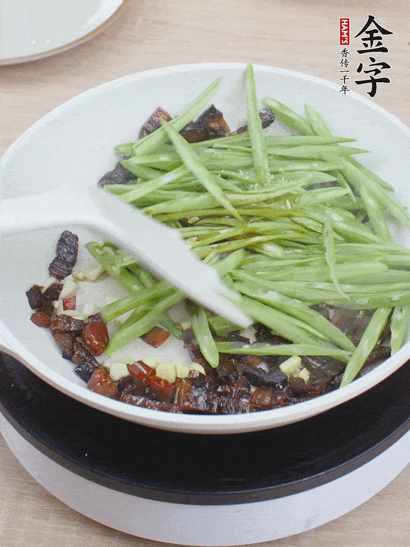 下豆角，生抽、雞精調(diào)味，炒到斷生。