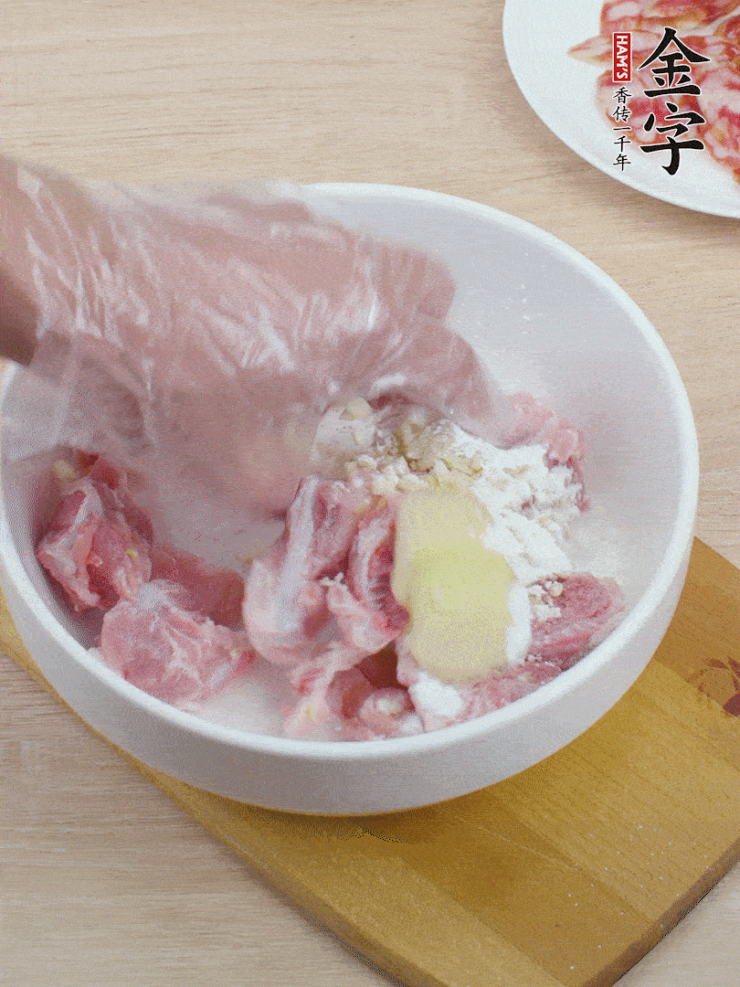 洗凈的小排，加鹽、姜、蒜末、淀粉、胡椒粉抓勻，腌制15分鐘。