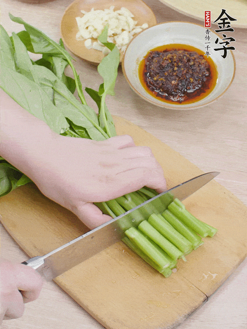 空心菜切段，大蒜拍碎切末。