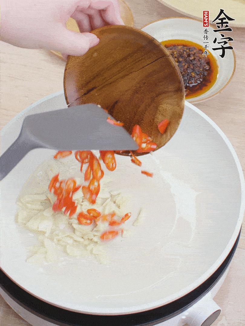 油熱煸香蒜末、辣椒。