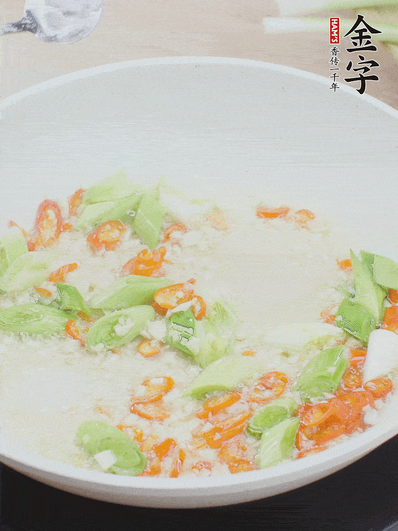 油5成熱時(shí)，下蒜末、辣椒、蒜白煸炒。