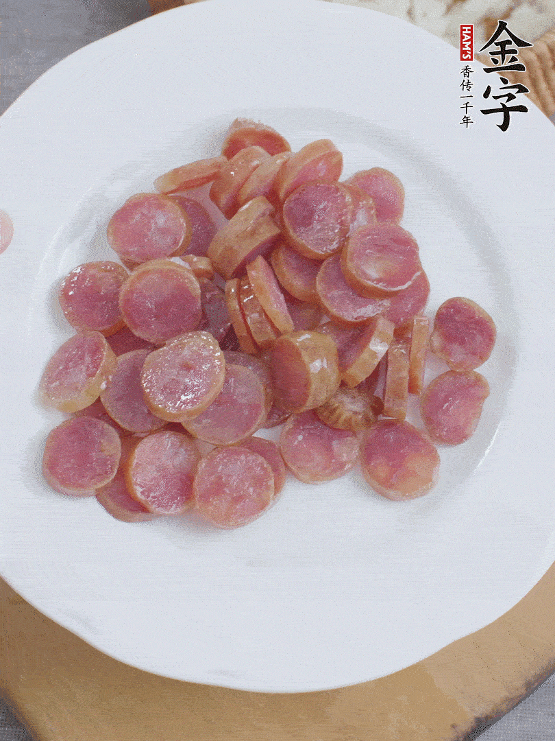 金字香腸煮10分鐘，切圓片。