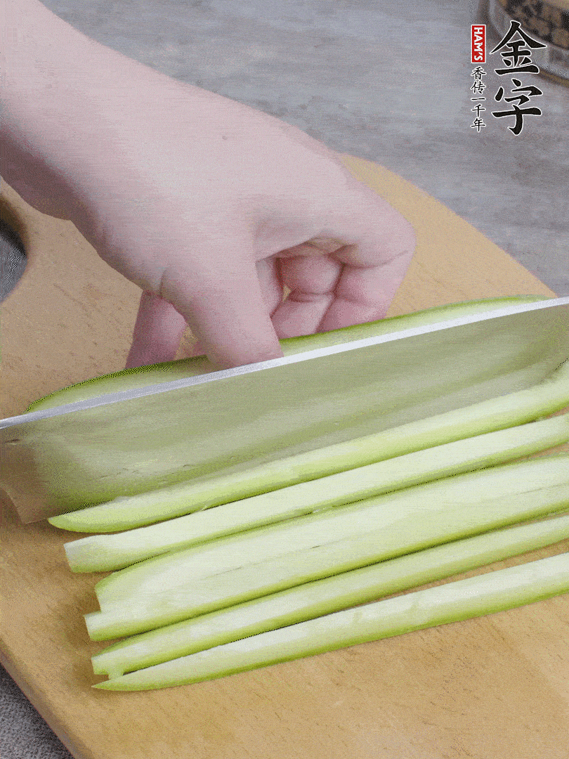 西葫蘆對半切，去瓤切條。