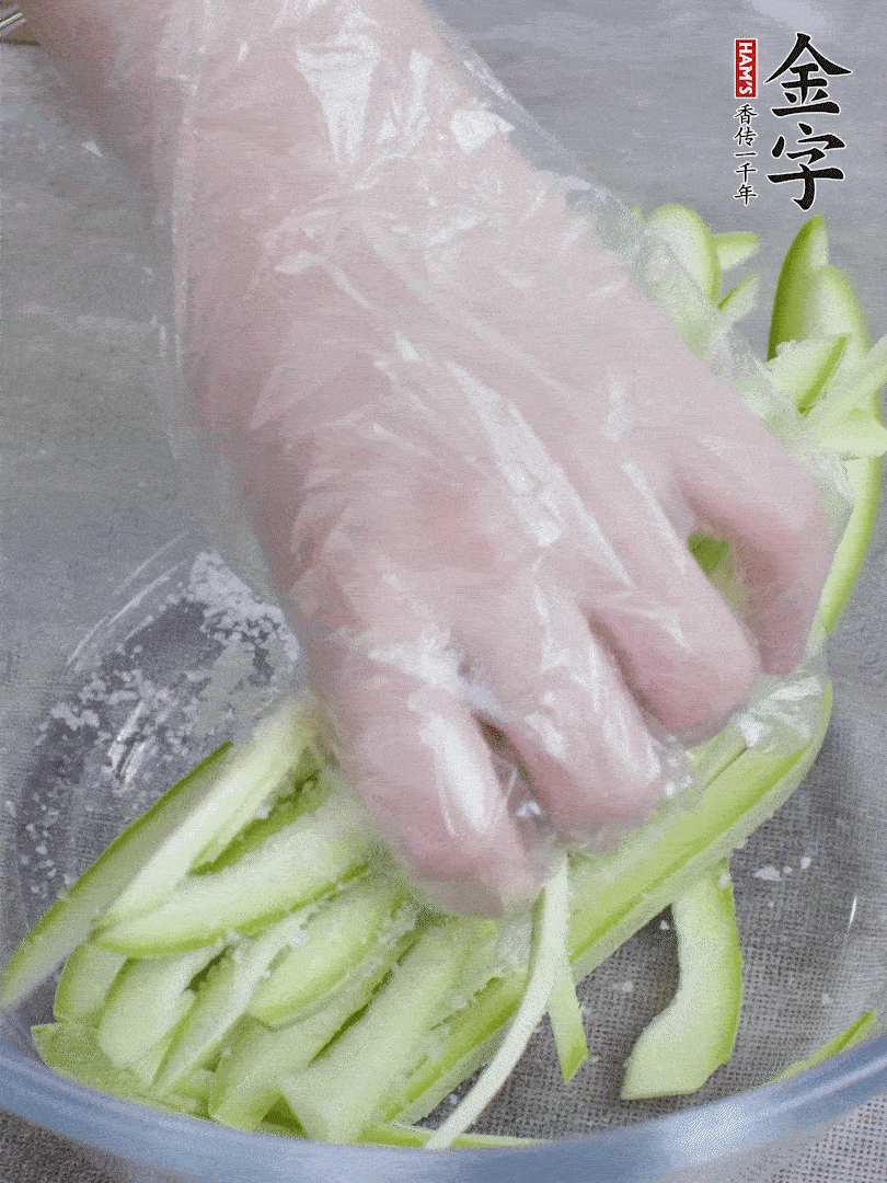 加鹽腌制15分鐘，清洗后擠干水份。