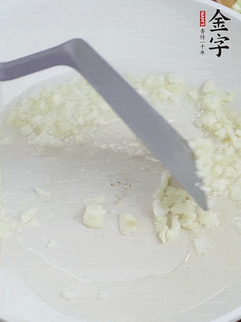 冷鍋熱油，下大蒜煎至兩面微黃。