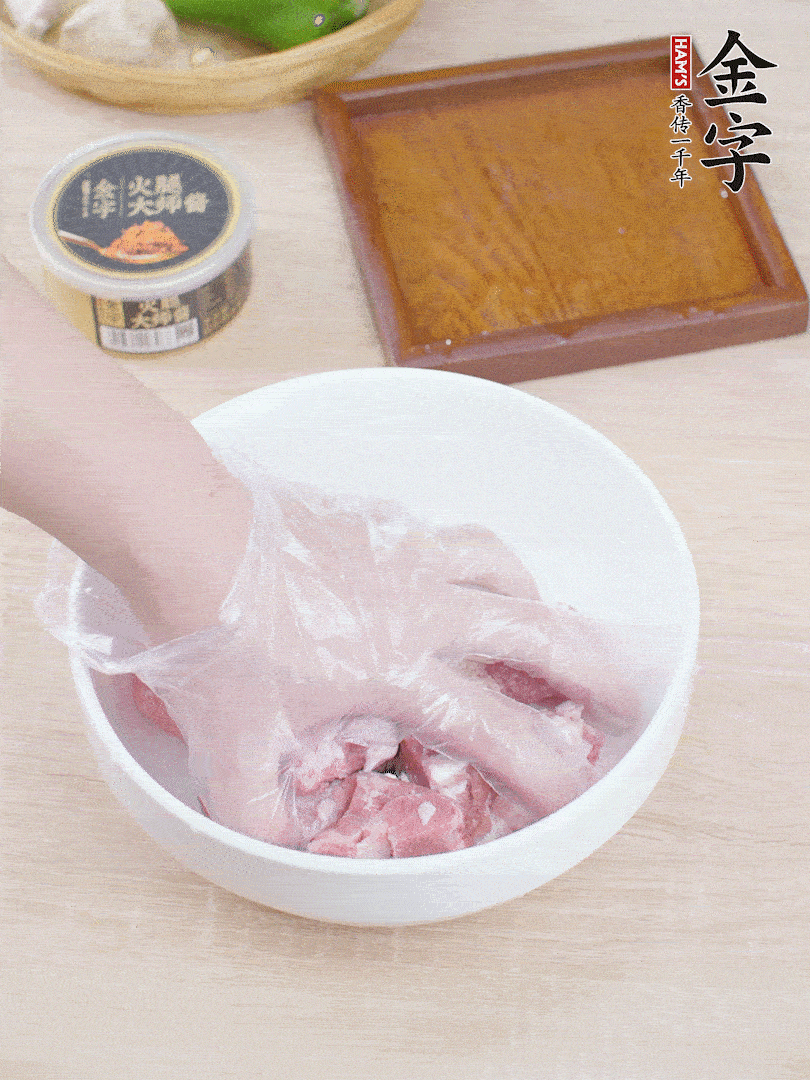 豬小排，加1勺料酒、1勺蠔油、1/3勺白胡椒粉、淀粉，抓拌均勻腌漬30分鐘。青椒去蒂去籽切塊。洋蔥去皮切塊。