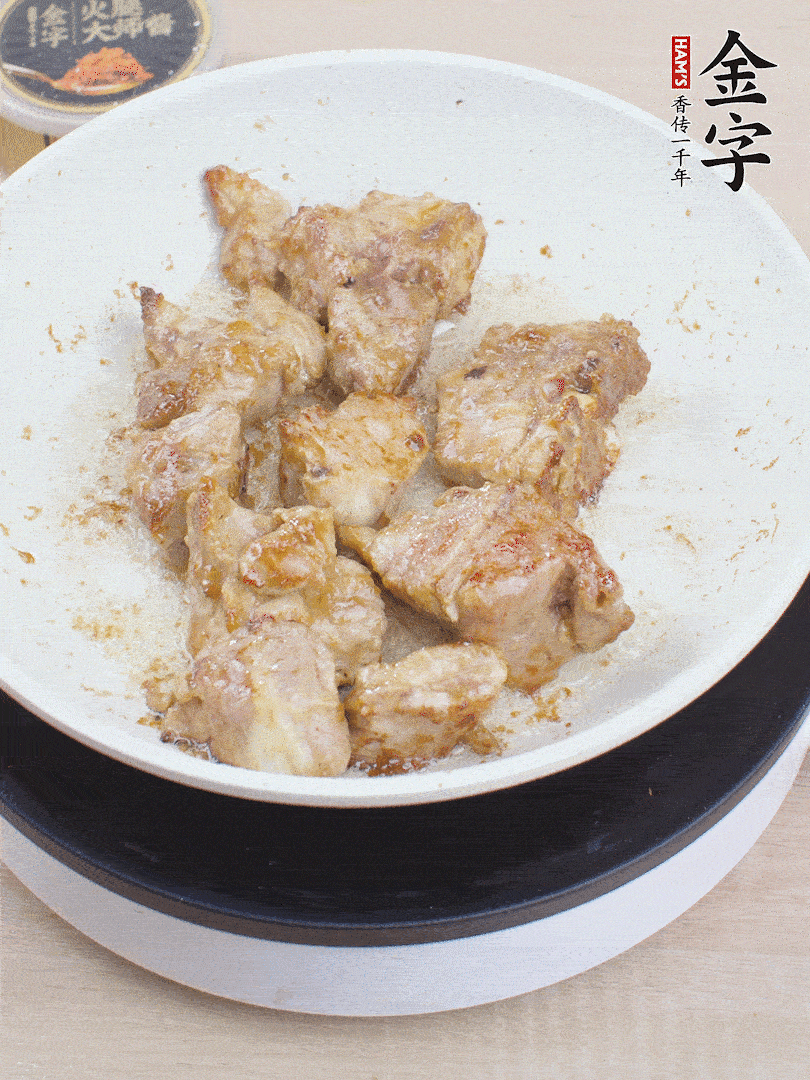 油4成熱，下小排煎炒至邊緣微微發(fā)焦。