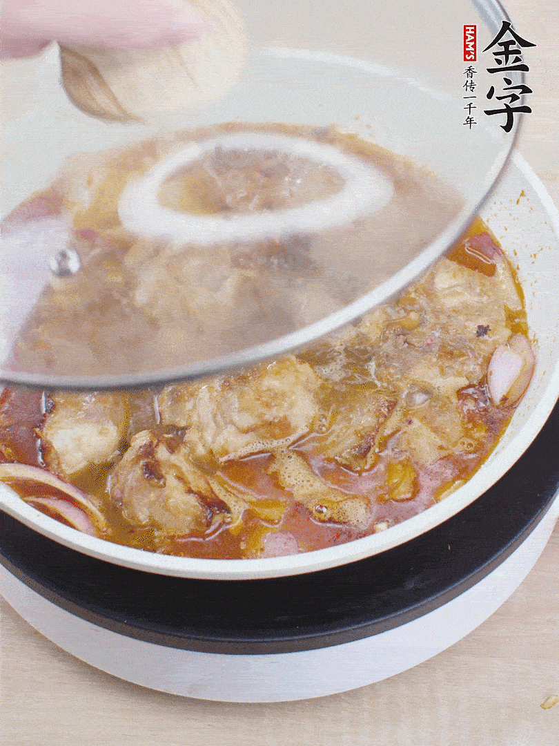 下小排翻炒，加1勺生抽、1點白砂糖和少許水燜2分鐘。