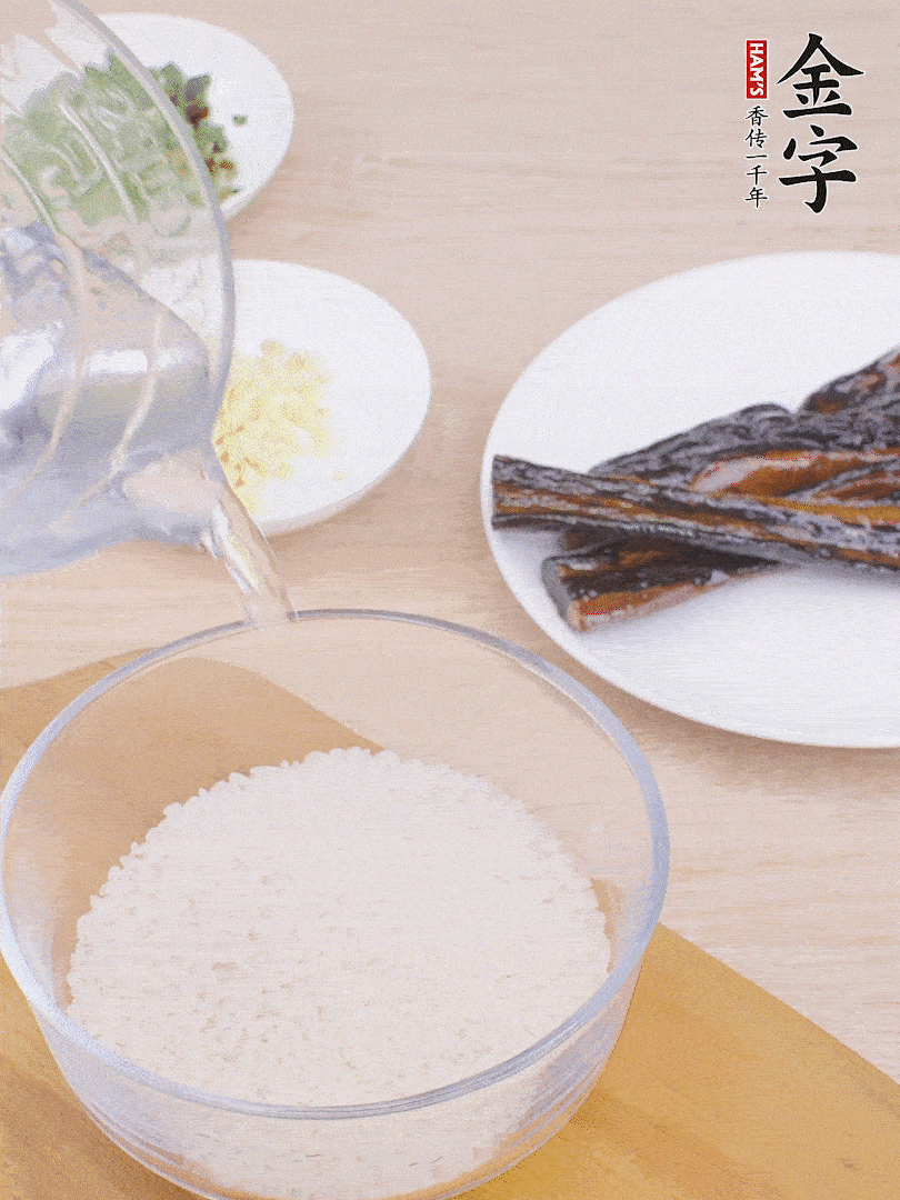 大米提前用清水浸泡1小時(shí)。