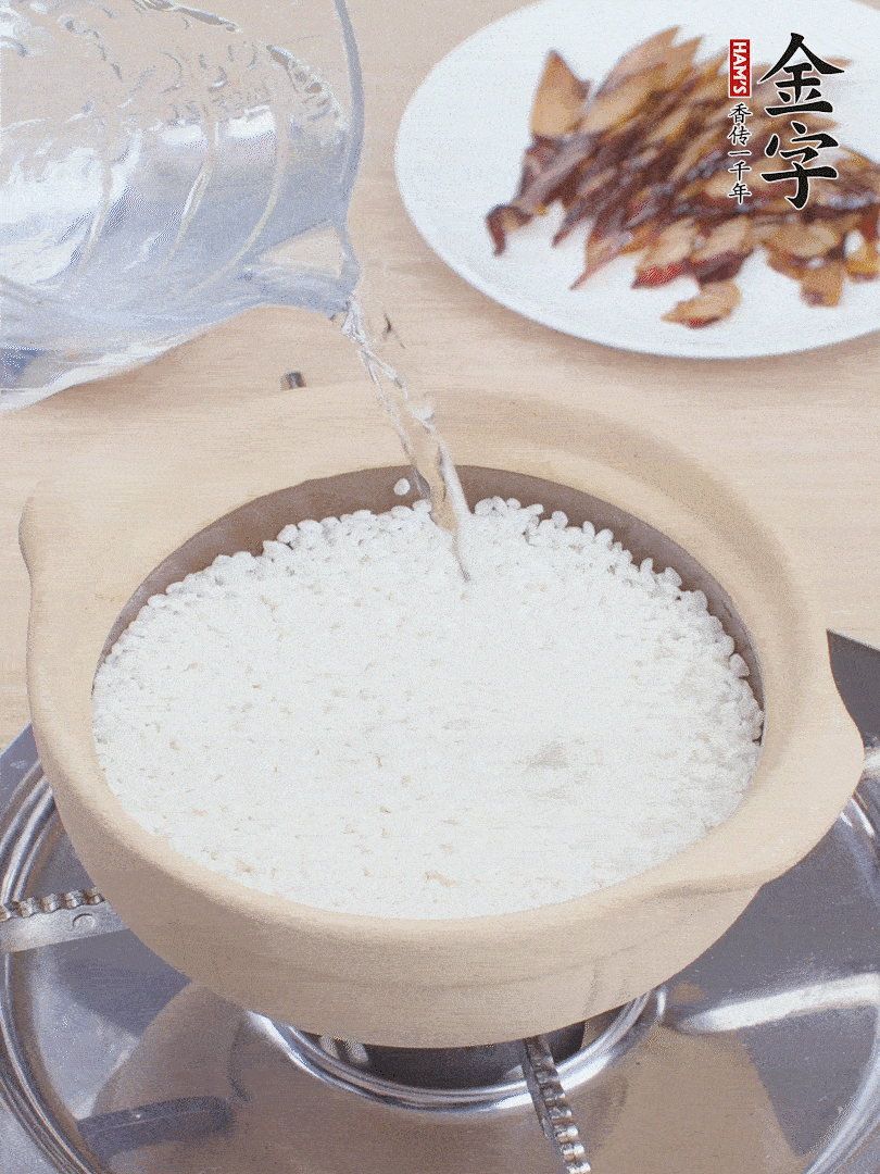 砂鍋涂抹植物油，放大米，開(kāi)水沒(méi)過(guò)米1.5cm左右，蓋蓋中火煮7分鐘。